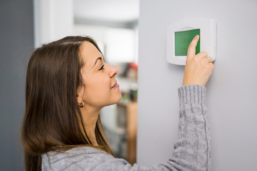 Indoor Air Quality Nachitoches LA. A woman set the thermostat at house.